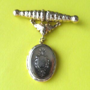 Locket brooch gold tone
